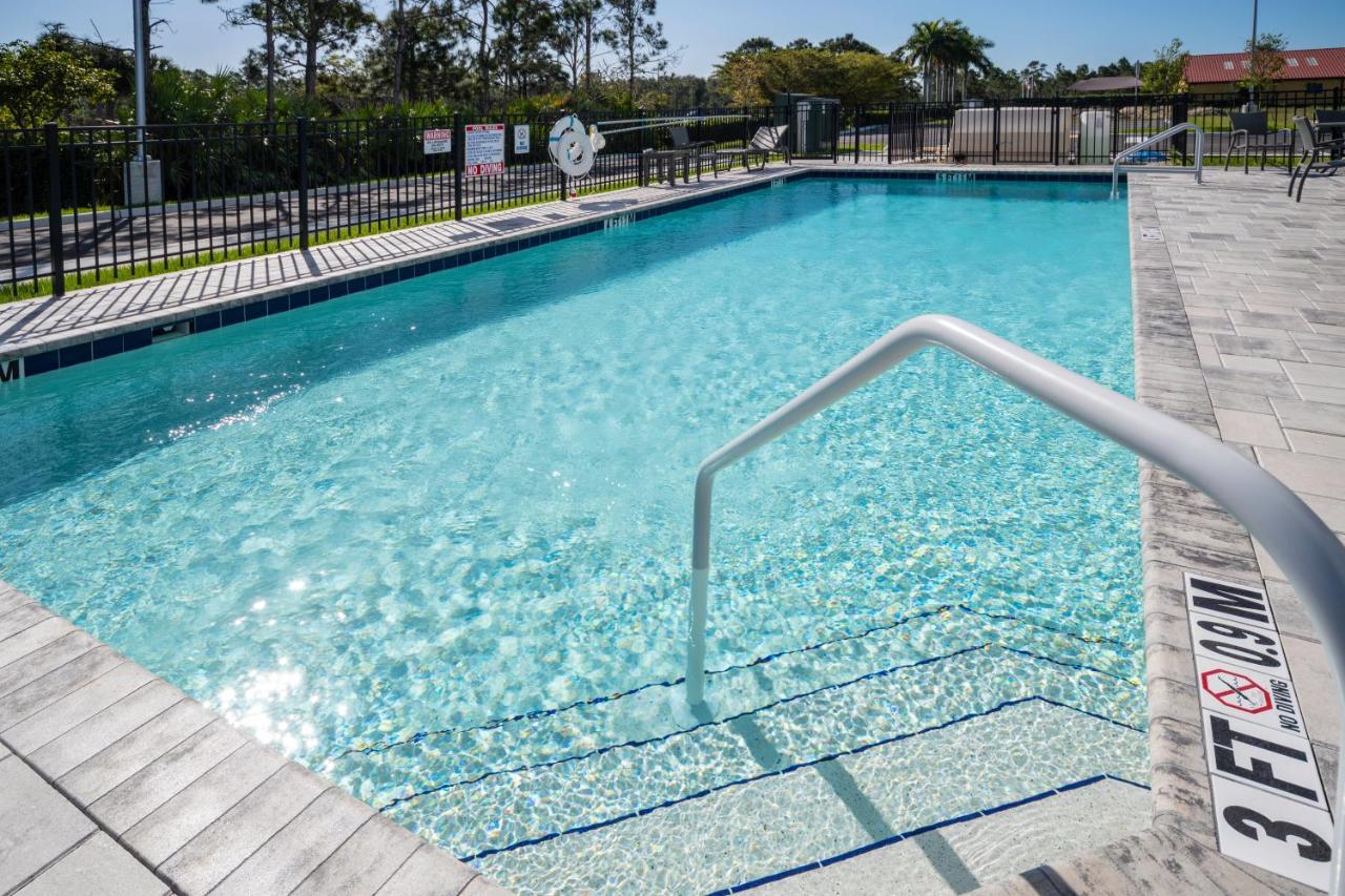 Holiday Inn Express & Suites - Fort Myers Airport By Ihg Екстериор снимка