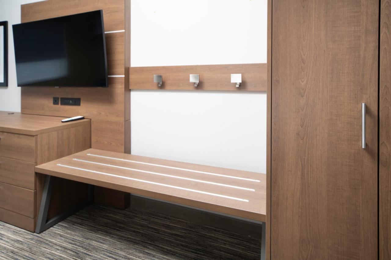 Holiday Inn Express & Suites - Fort Myers Airport By Ihg Екстериор снимка