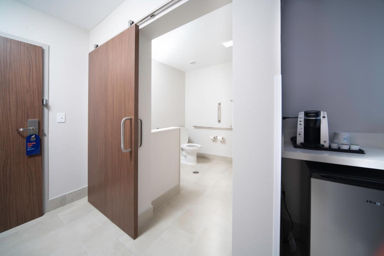 Holiday Inn Express & Suites - Fort Myers Airport By Ihg Екстериор снимка