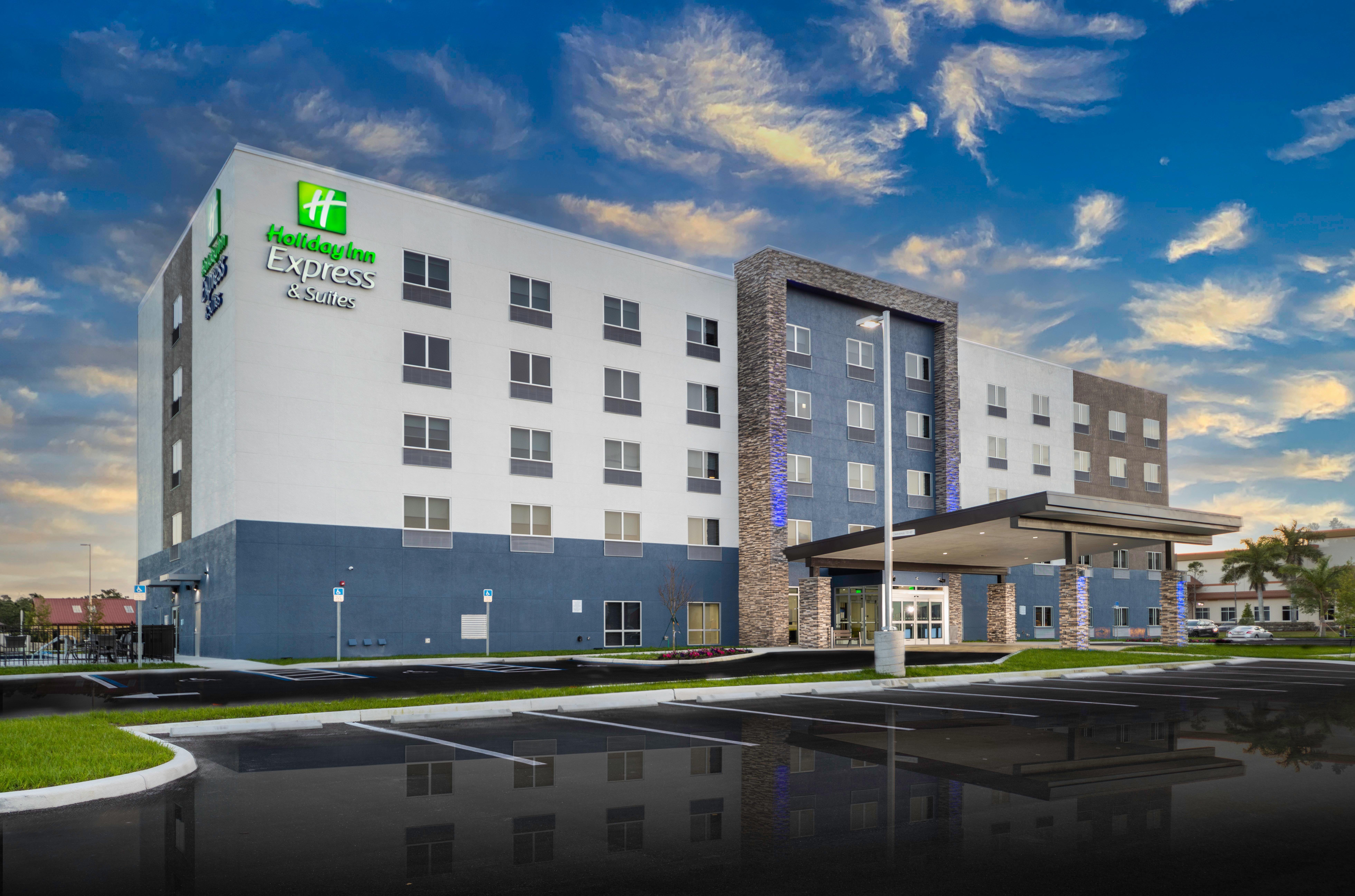 Holiday Inn Express & Suites - Fort Myers Airport By Ihg Екстериор снимка