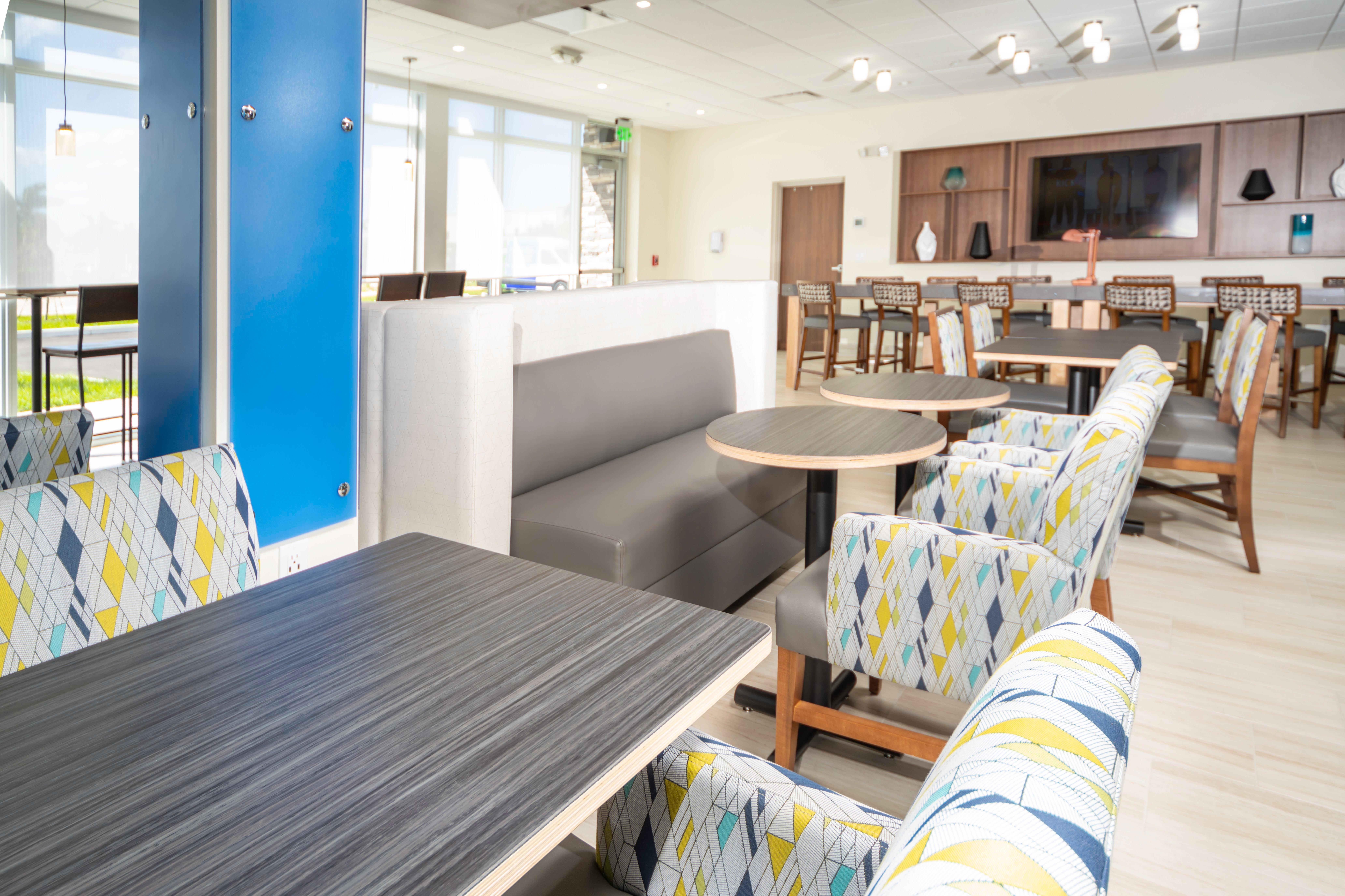 Holiday Inn Express & Suites - Fort Myers Airport By Ihg Екстериор снимка