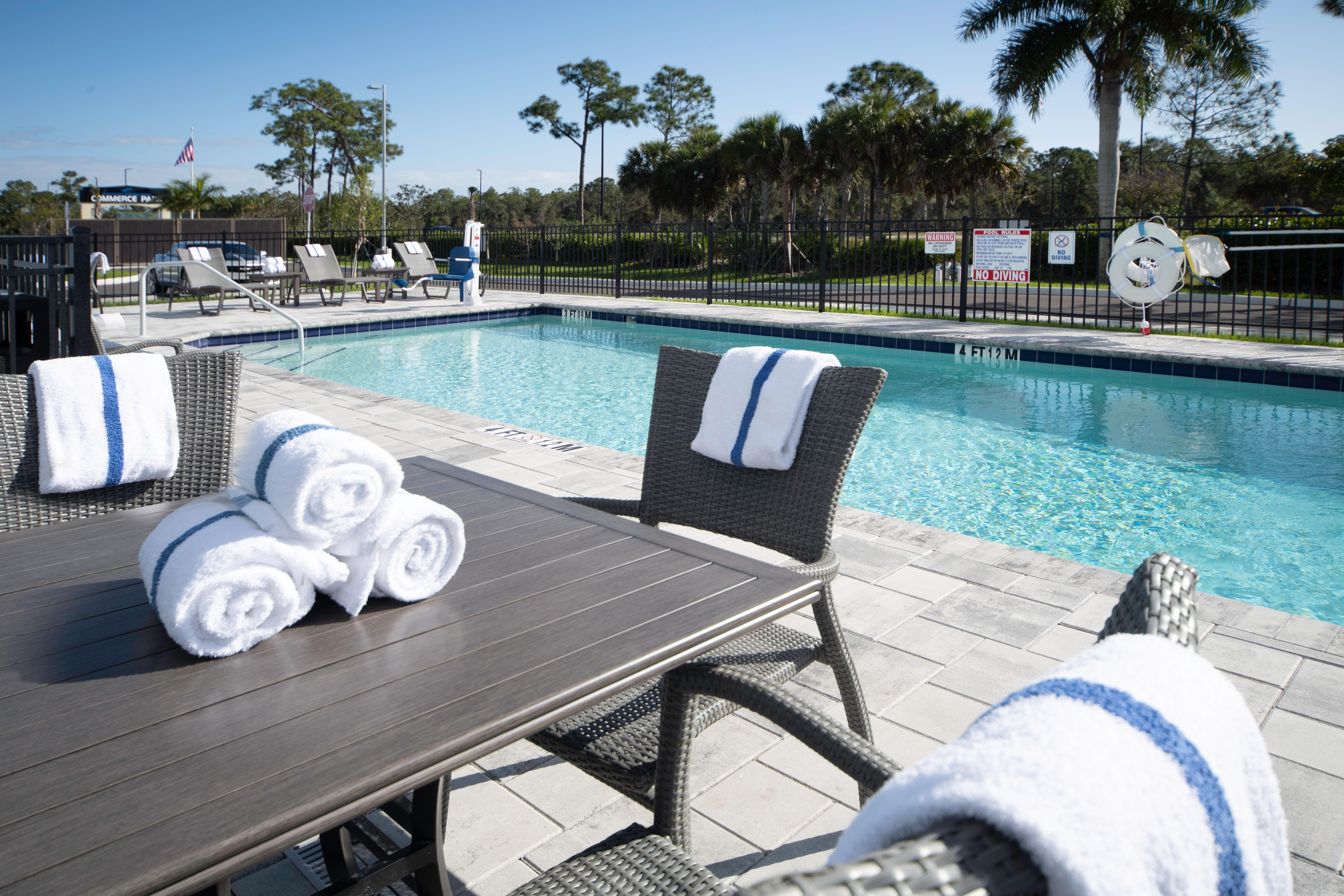 Holiday Inn Express & Suites - Fort Myers Airport By Ihg Екстериор снимка