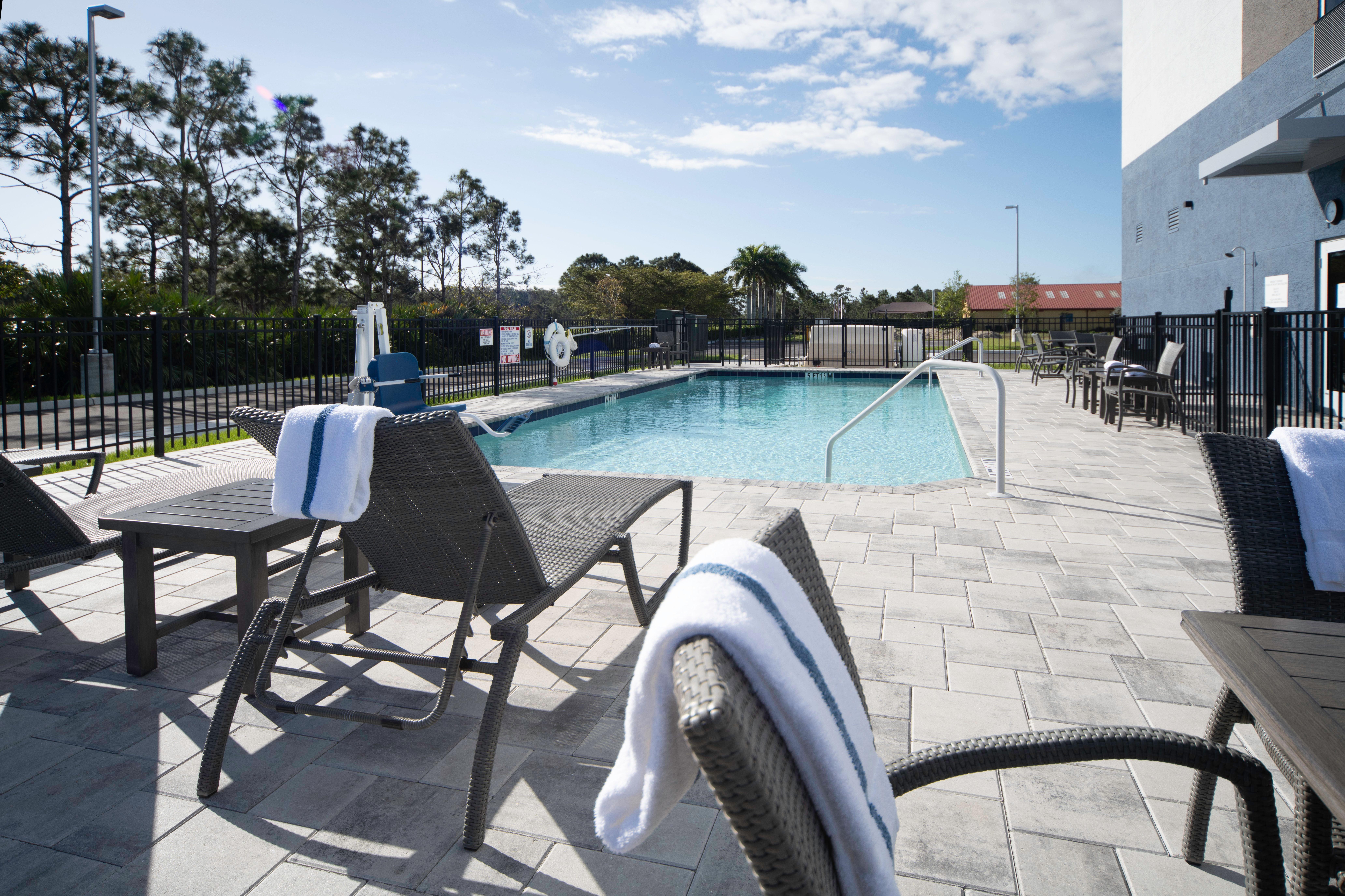 Holiday Inn Express & Suites - Fort Myers Airport By Ihg Екстериор снимка
