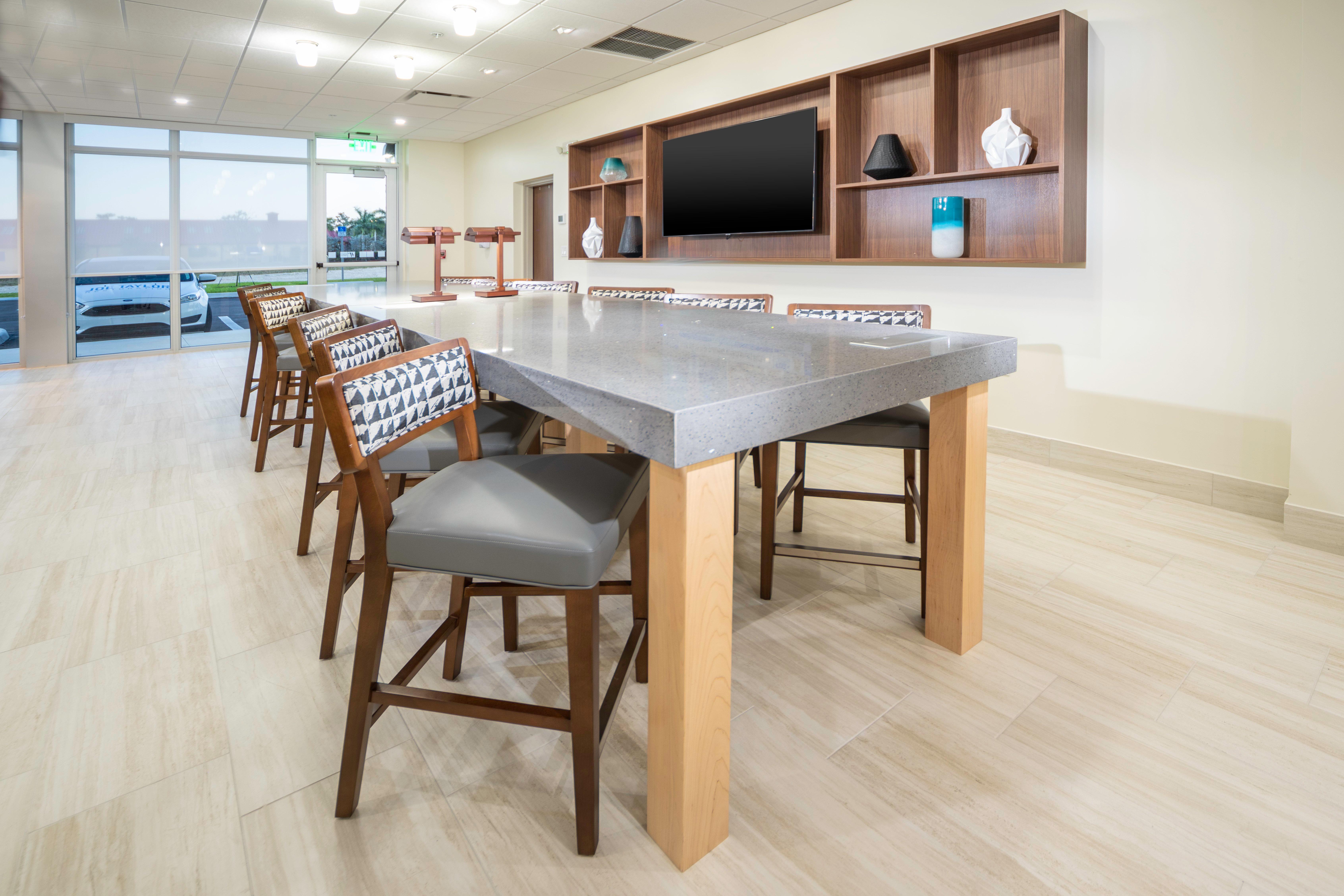 Holiday Inn Express & Suites - Fort Myers Airport By Ihg Екстериор снимка