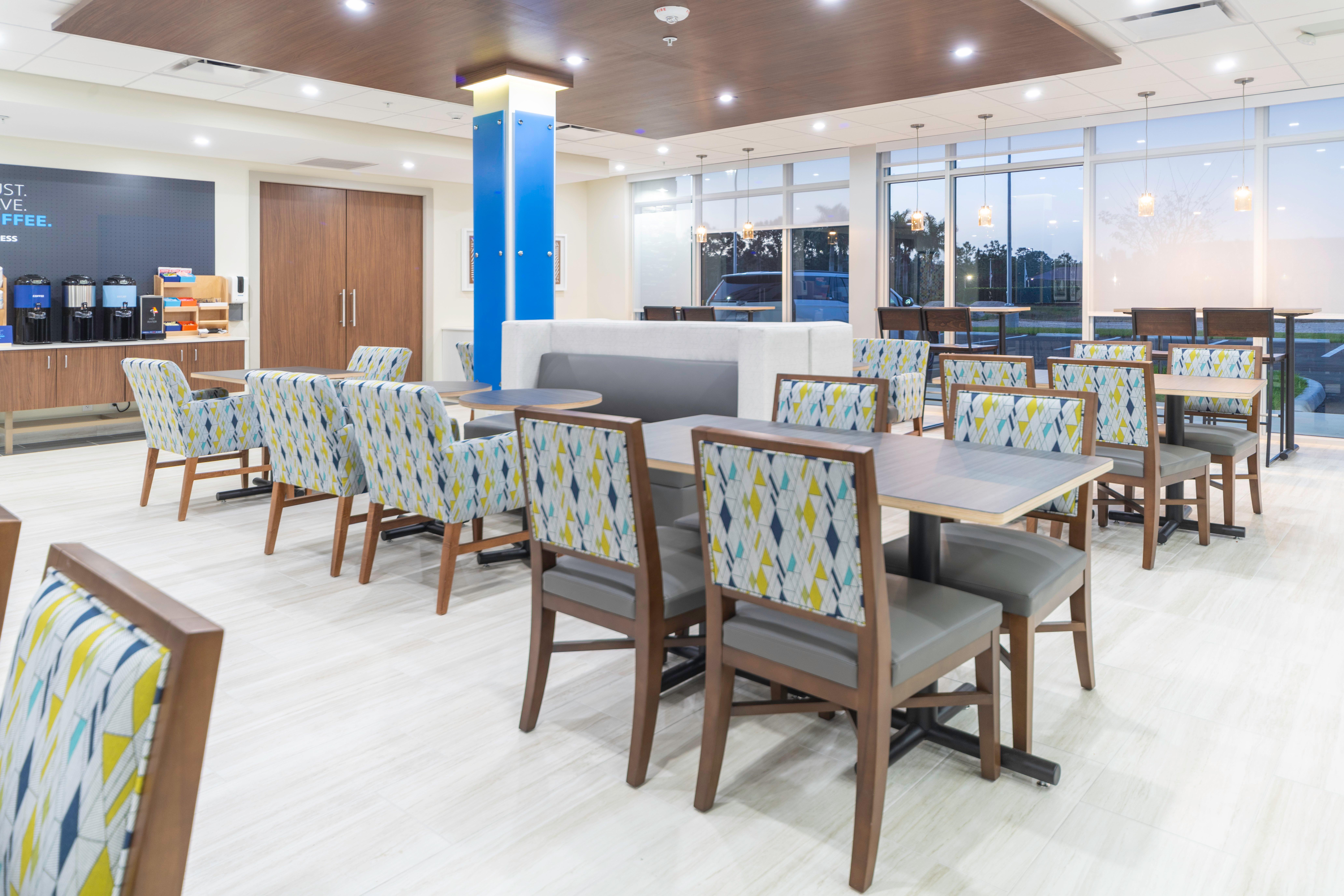 Holiday Inn Express & Suites - Fort Myers Airport By Ihg Екстериор снимка
