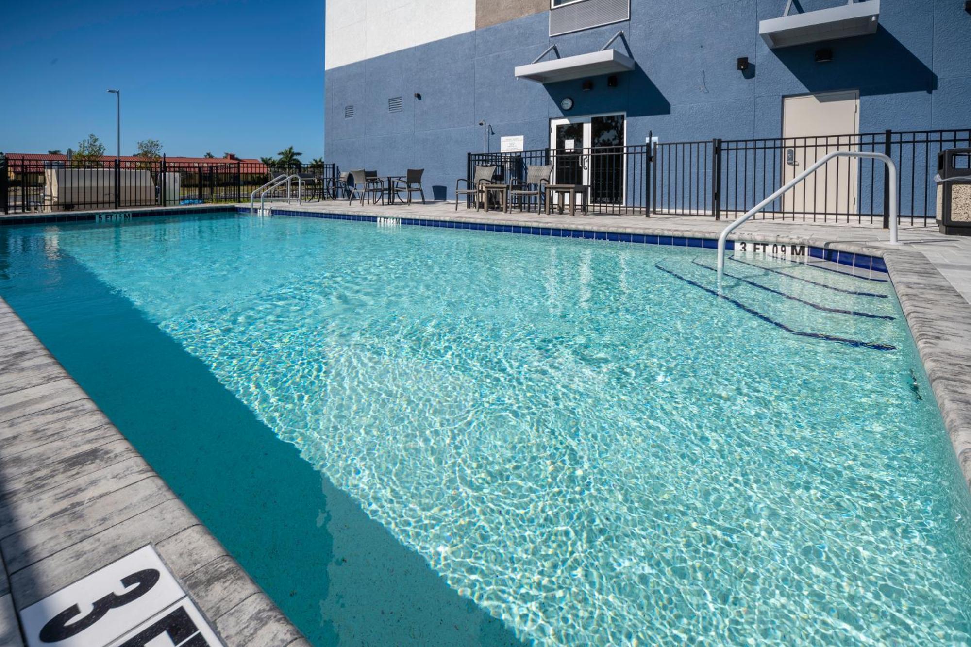 Holiday Inn Express & Suites - Fort Myers Airport By Ihg Екстериор снимка